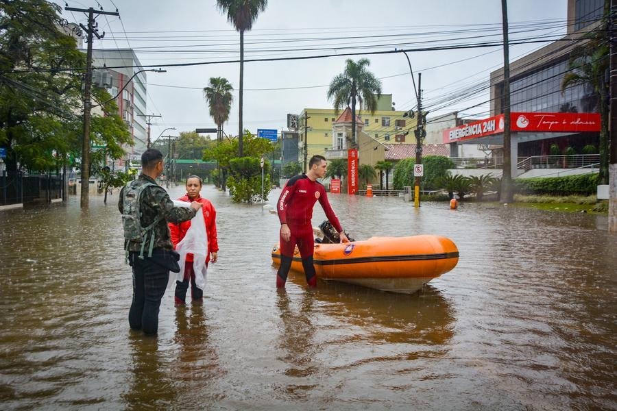 Equipes realizaram o resgate de uma idosa na Avenida Jos&eacute; de Alencar