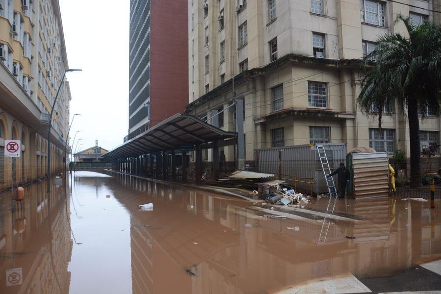 Reforma do Terminal Uruguai volta &agrave; estaca zero ap&oacute;s enchente