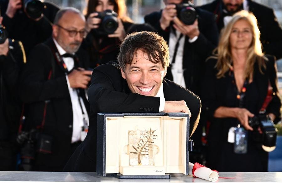 O diretor norte-americano Sean Baker posa com o trof&eacute;u ap&oacute;s ganhar a Palma de Ouro pelo filme "Anora" durante a Cerim&ocirc;nia de Encerramento da 77&ordf; edi&ccedil;&atilde;o do Festival de Cinema de Cannes