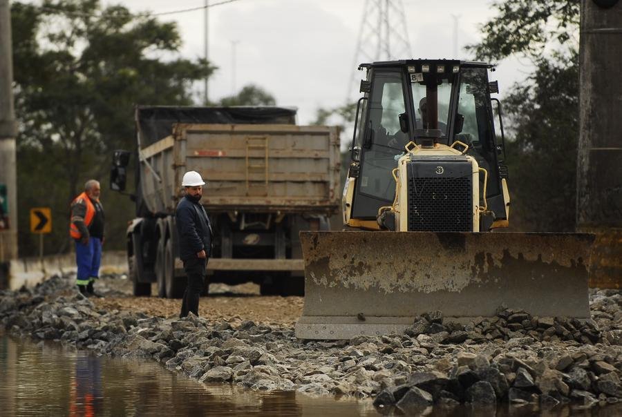 Equipes da Prefeitura trabalham no novo corredor de acesso a Porto Alegre