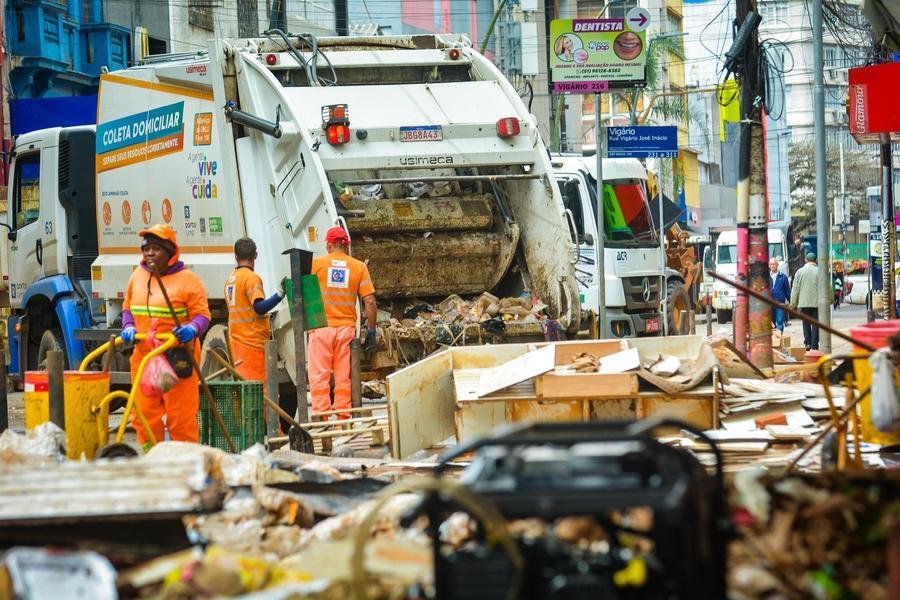 Retrabalho faz parte da rotina de limpeza nas ruas de Porto Alegre