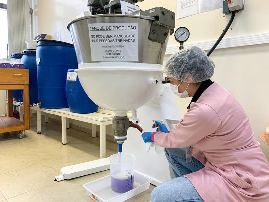 Produtos fabricados por alunos, professores e colaboradores do curso de Farm&aacute;cia ser&atilde;o entregues para a Defesa Civil