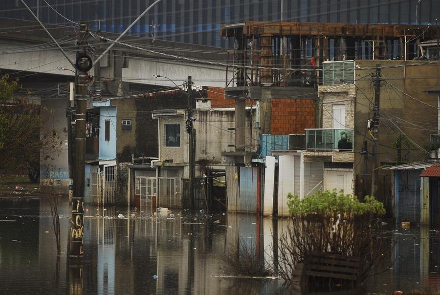 Humait&aacute; &eacute; um dos bairros da cidade que segue debaixo d'&aacute;gua