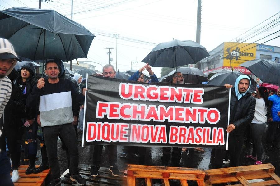 Moradores do bairro Sarandi protestaram na tarde desta segunda-feira