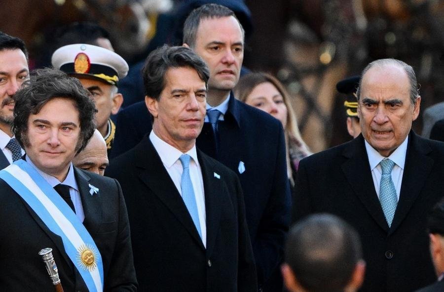 Ministro do Interior, Guillermo Francos (&agrave; direita), assumir&aacute; no lugar de&nbsp;Nicol&aacute;s Posse (centro)