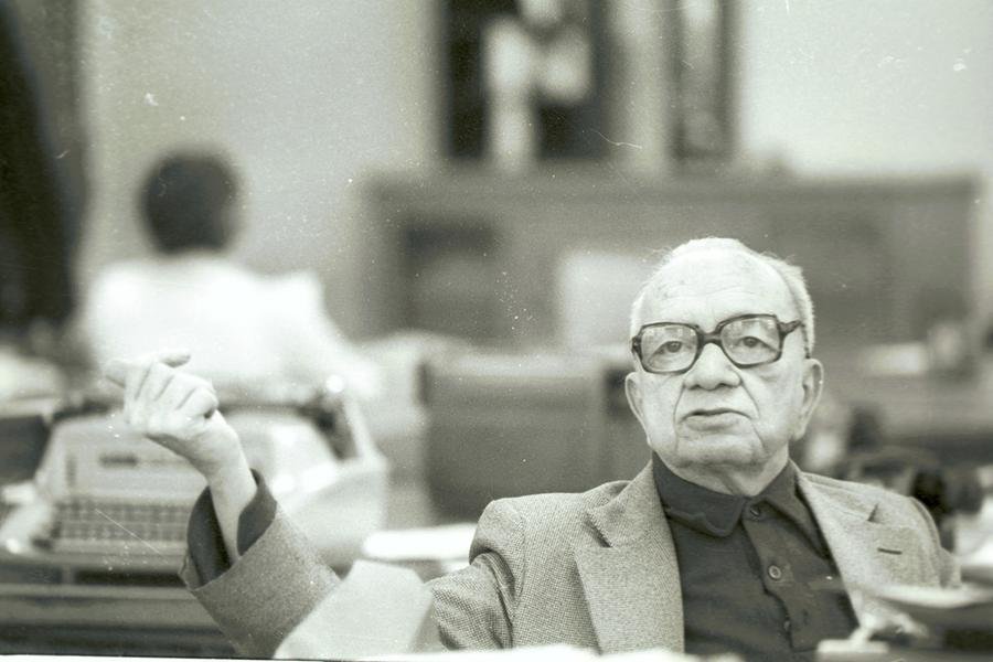Jornalista e poeta Mario Quintana em um de seus momentos na reda&ccedil;&atilde;o do Correio do Povo