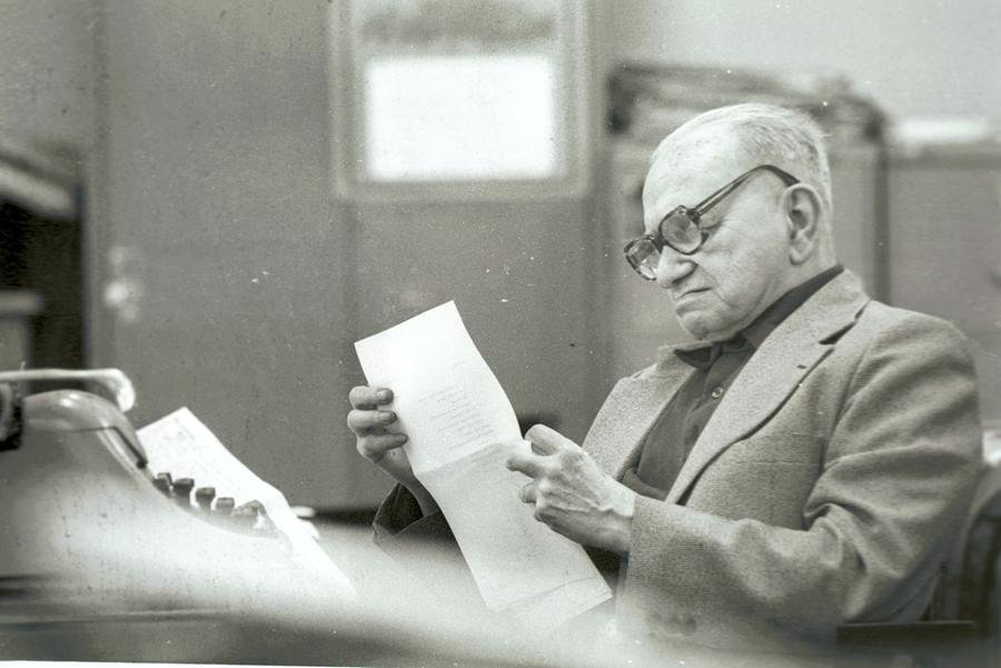 Mario Quintana revisando os poemas escritos em sua m&aacute;quina de escrever na reda&ccedil;&atilde;o do Correio do Povo