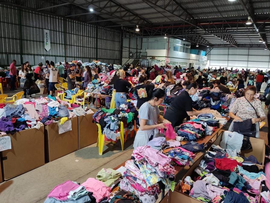 Mais de 130 toneladas de &iacute;tens dos mais  diversos foram doados no local