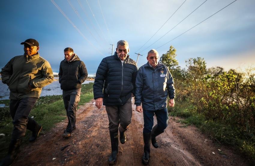 Segundo a prefeitura, ser&atilde;o colocadas pedras de rach&atilde;o para fechar os pontos de fissura por onde a &aacute;gua extravasou.