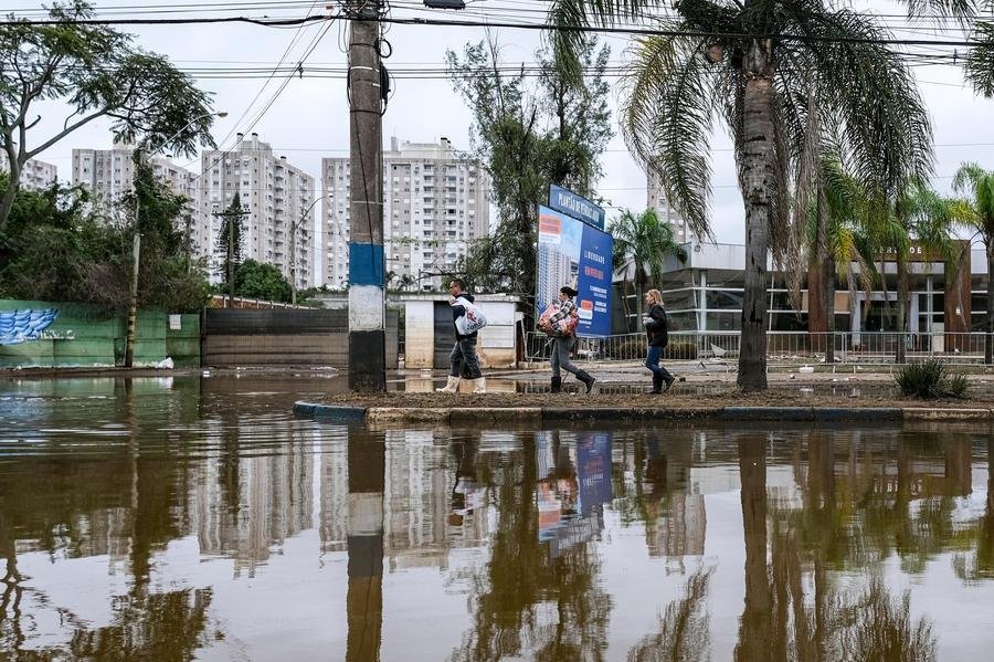 &Aacute;gua come&ccedil;a a baixar no bairro Humait&aacute;, ap&oacute;s a instala&ccedil;&atilde;o de bomba de drenagem