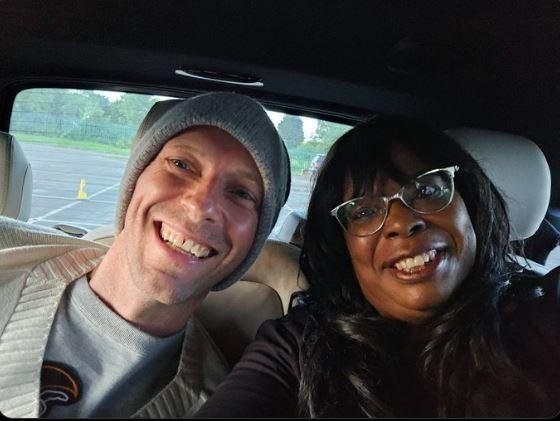 Cantor Chris Martin deu carona para a f&atilde; Saundra Glenn