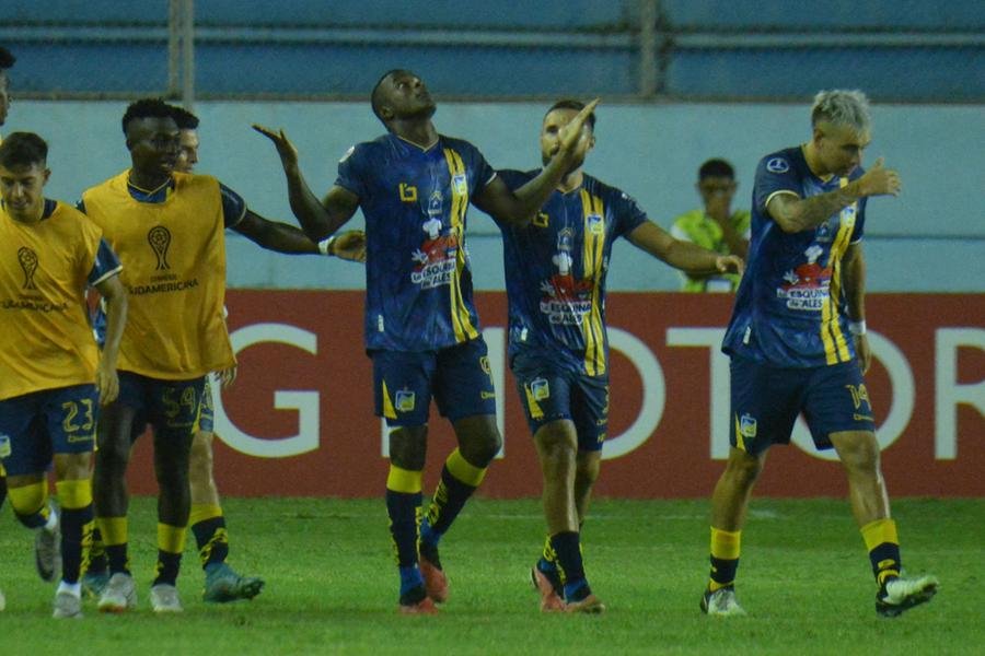 Centroavante Jos&eacute; Angulo celebra gol contra o Tomayapo