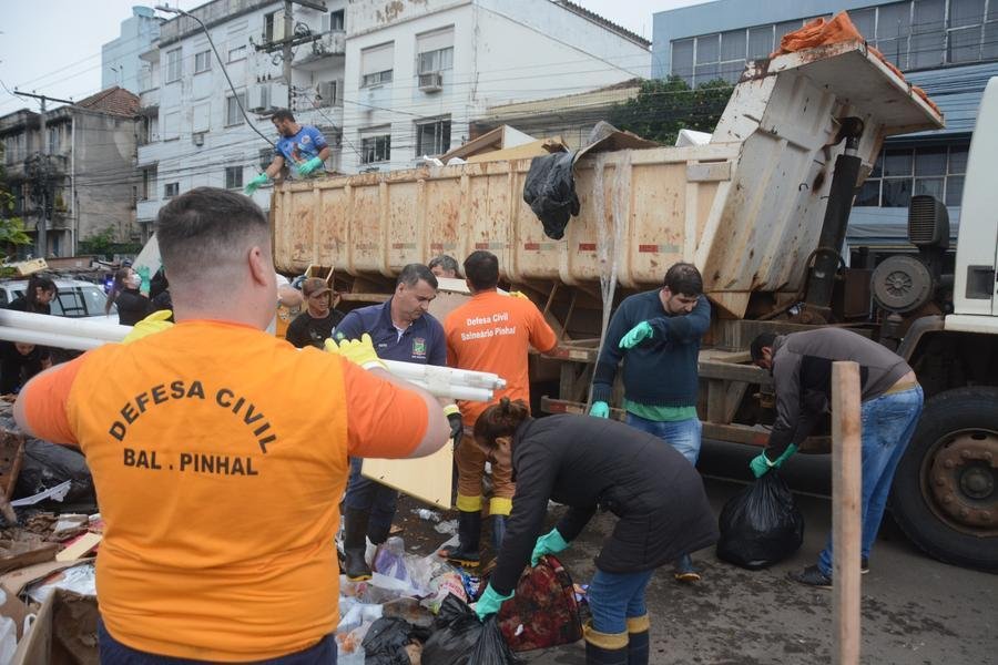 Associa&ccedil;&atilde;o do litoral Norte promove limpeza de bairros em Porto Alegre