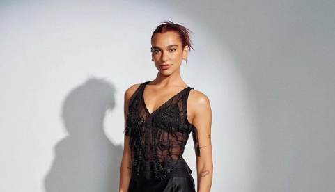 "Queimar crian&ccedil;as vivas n&atilde;o tem justificativa. O mundo inteiro est&aacute; se mobilizando para acabar com o genoc&iacute;dio" em Gaza, escreveu Dua Lipa em um story no Instagram