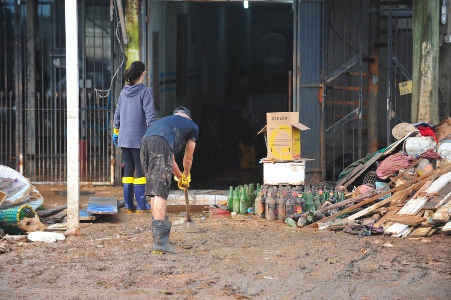 Come&ccedil;ou a limpeza das &aacute;reas devastadas pelas inunda&ccedil;&otilde;es de maio