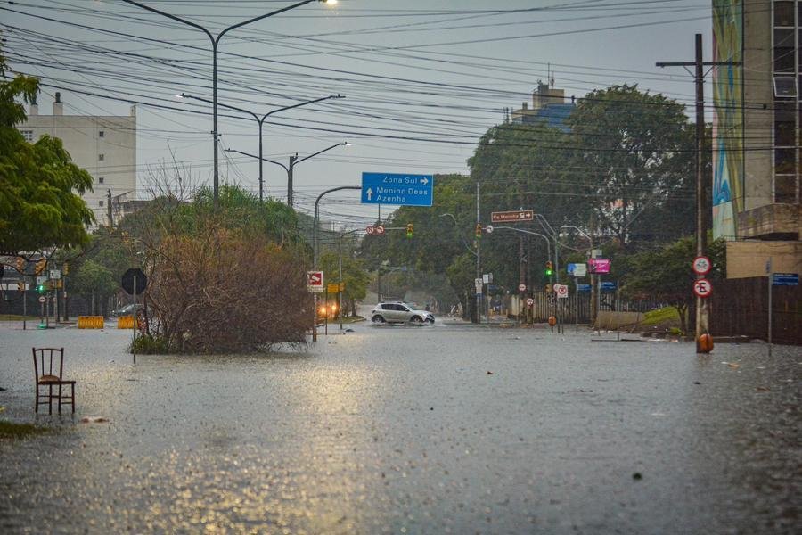 Bairro Praia de Belas volta a ter pontos de alagamento com a chuva deste sgeunda-feira