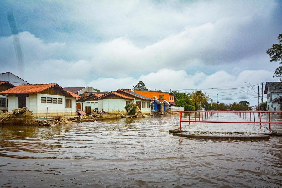 &Aacute;gua for&ccedil;a locomo&ccedil;&atilde;o por meio de barcos no bairro Guaruj&aacute;, em Porto Alegre