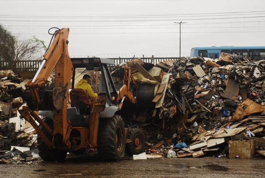 A for&ccedil;a-tarefa da prefeitura de Porto Alegre para limpar a cidade ap&oacute;s a enchente chega a 18 locais nesta segunda-feira