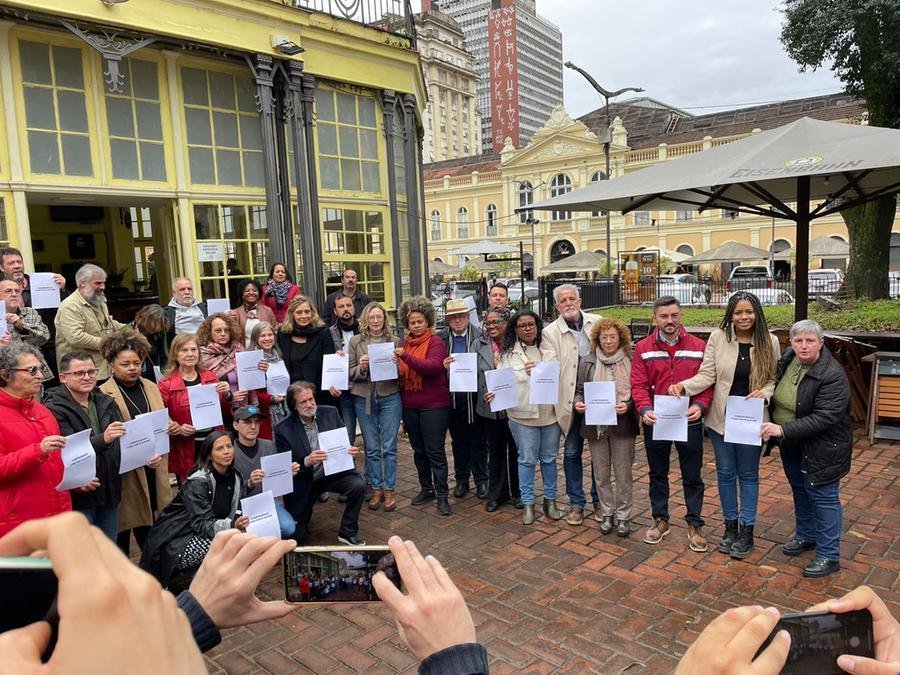 Manifesto ocorreu durante a reabertura do Chal&eacute; XV, em frente ao Mercado P&uacute;blico