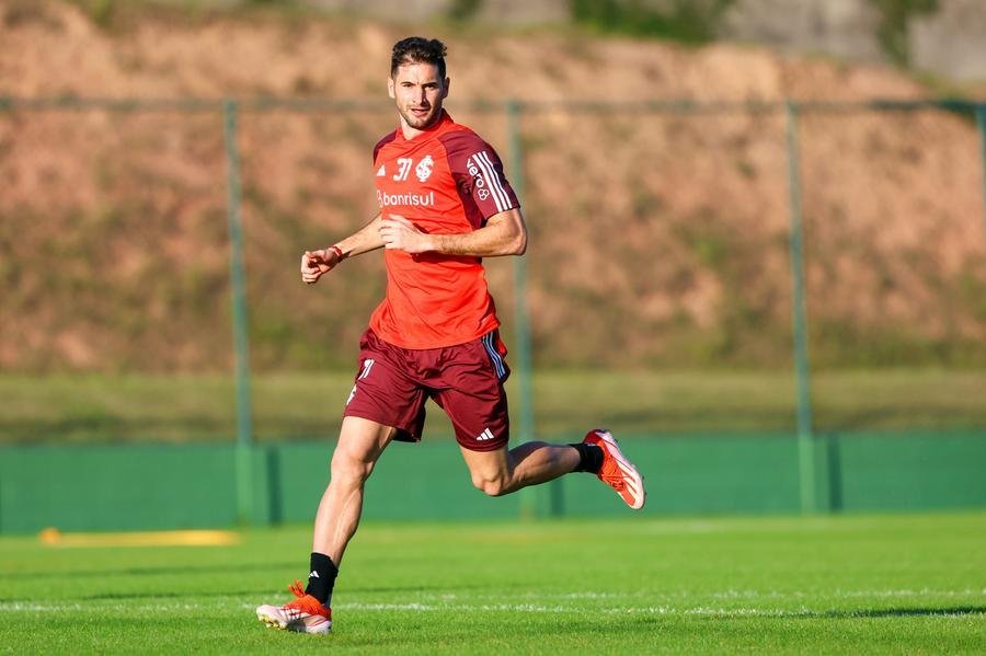 Lucas Alario assumir&aacute; um lugar no ataque colorado ap&oacute;s as sa&iacute;das de Valencia, Borr&eacute; e Rochet