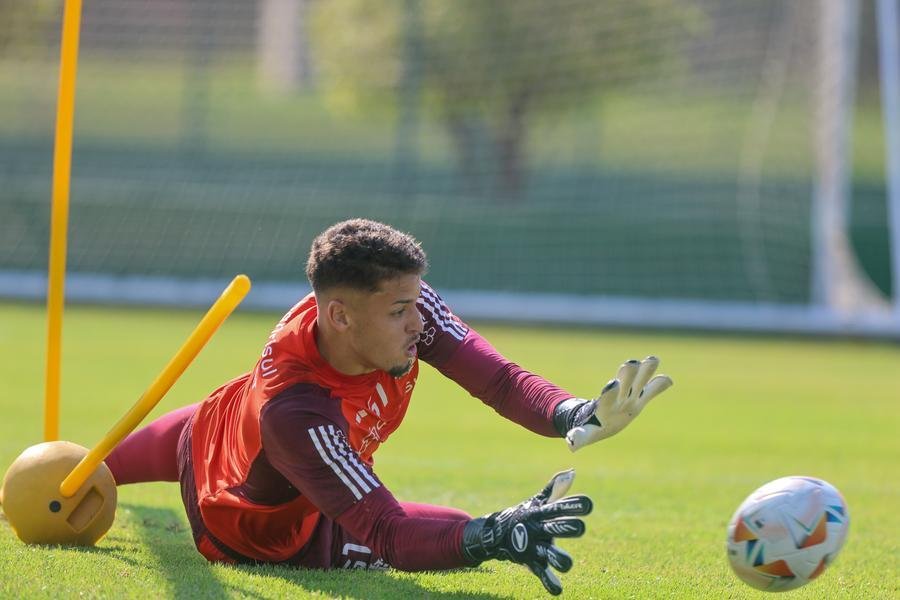 Kauan Jesus est&aacute; no Inter desde 2023, mas passou a treinar com o grupo principal no in&iacute;cio deste ano. Ele tem 1,92 metro