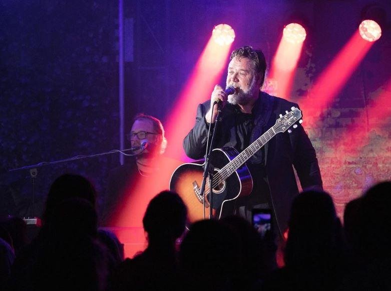 Russell Crowe integra a banda Indoor Garden Party