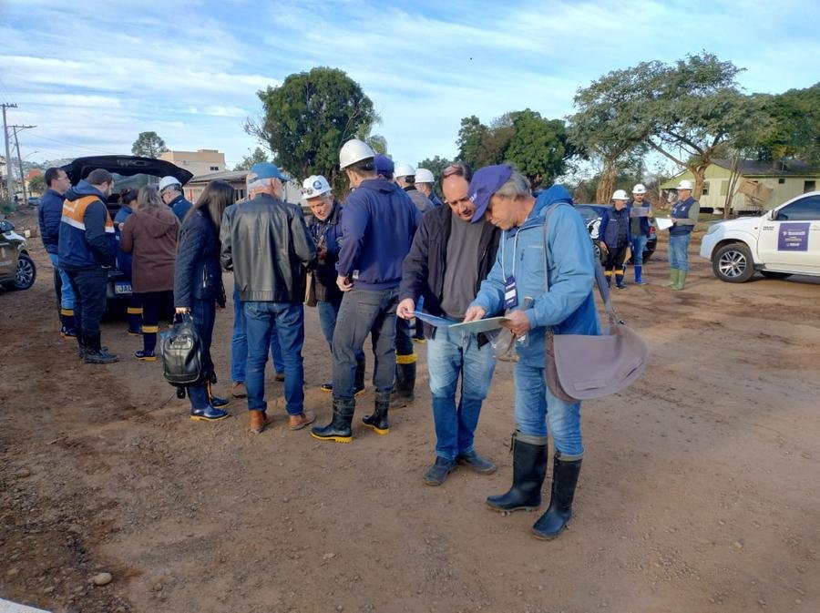 O trabalho visa realizar um levantamento sobre as casas que precisam ser reconstru&iacute;das e aquelas que n&atilde;o tiveram suas estruturas afetadas