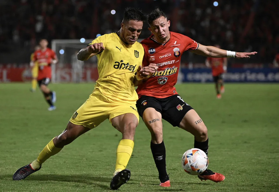 Javier M&eacute;ndez em a&ccedil;&atilde;o pelo Pe&ntilde;arol na Libertadores