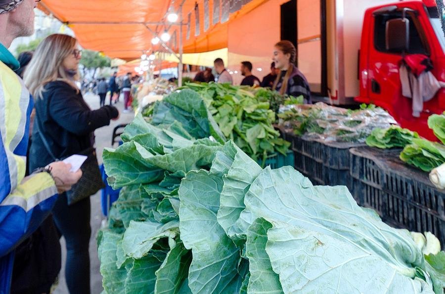 Abastecimento de folhosas nas feiras modelo de Porto Alegre exige grande esfor&ccedil;o de comerciantes