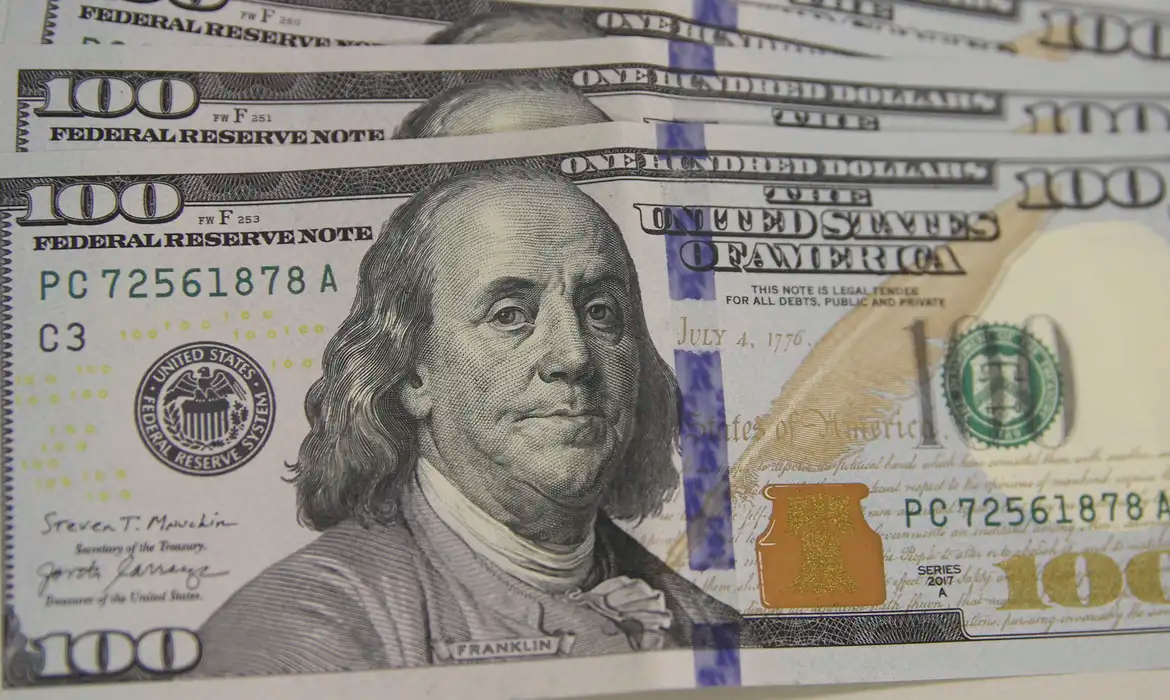 Dólar recua à espera de eleição e em dia positivo para divisas da AL