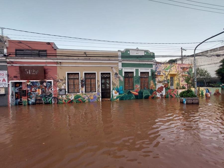 O local, que fica na rua Jo&atilde;o Alfredo, na Cidade Baixa, foi inundado em quase 1,5m