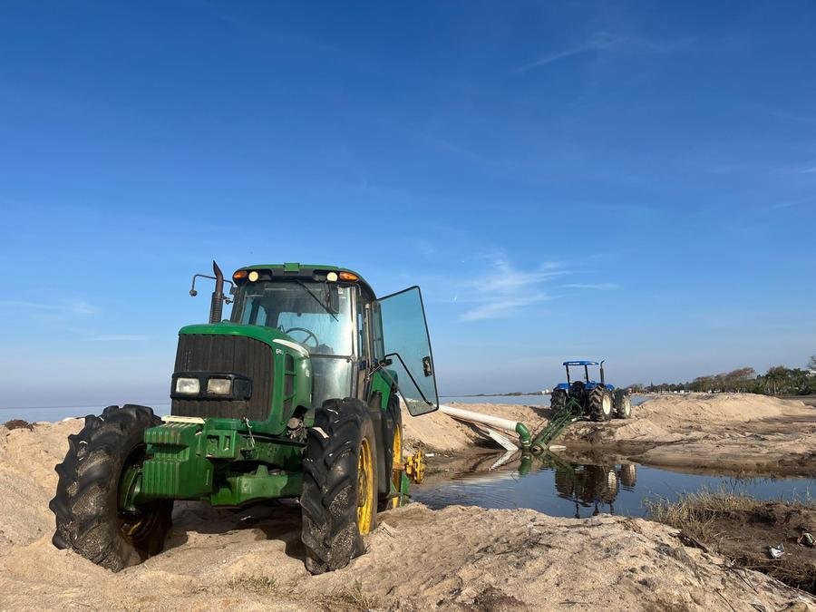 O trabalho segue intenso no Laranjal para escoar a &aacute;gua da Lagoa dos Patos