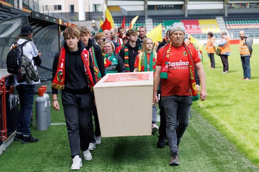 Funeral simb&oacute;lico reuniu torcida para se despedir de clube com 120 anos de hist&oacute;ria