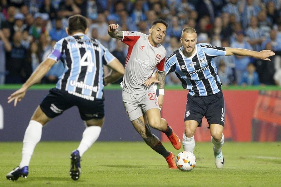 Tricolor saiu na frente no lotado Couto Pereira, mas cedeu empate aos argentinos na reta final