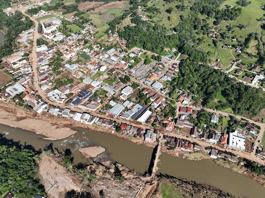 Todo o com&eacute;rcio da cidade  foi afetado pela enchente