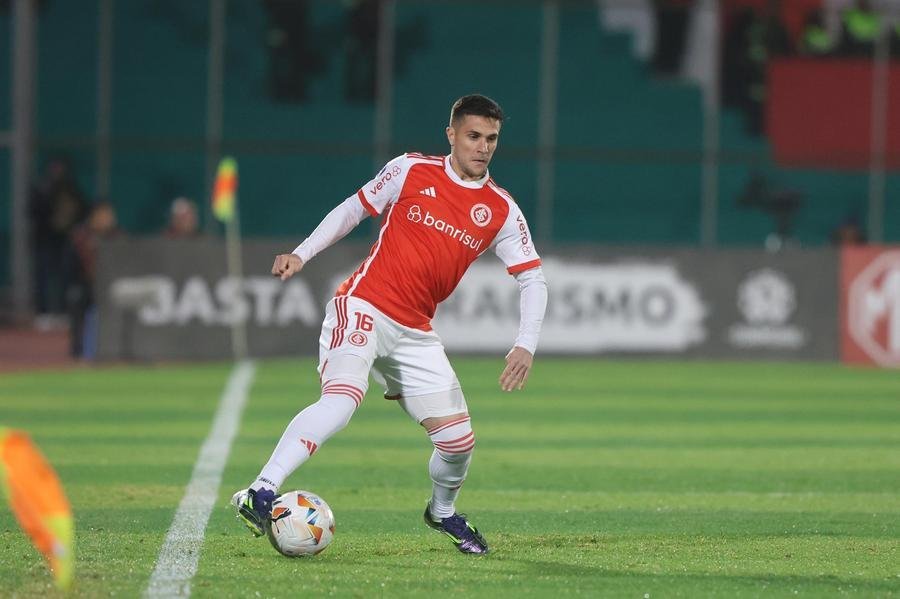 Fabricio Bustos chegou ao Inter em 2022, ap&oacute;s lit&iacute;gio com o Independiente da Argentina