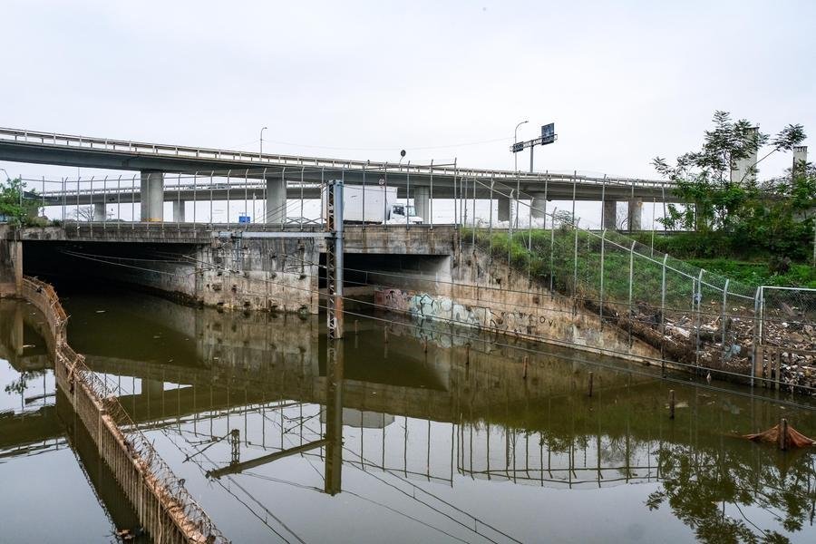 O acesso &agrave; casa de bombas da Trensurb est&aacute; obstru&iacute;do
