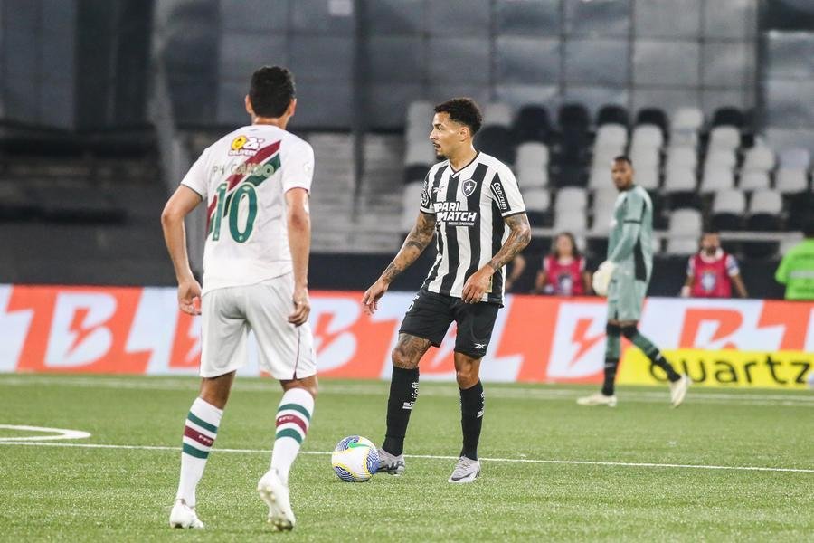 Botafogo desperdi&ccedil;a muitas chances, mas bate o Fluminense e dorme na lideran&ccedil;a do Brasileir&atilde;o