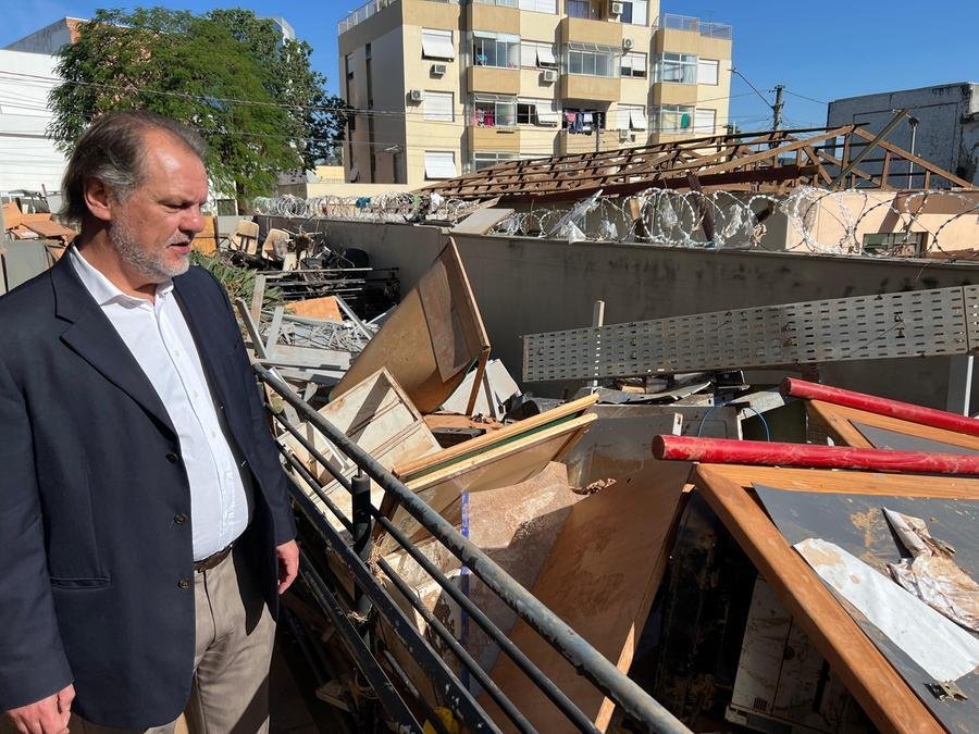 Desembargador Alberto Delgado Neto vistoriou entulhos retirados do pr&eacute;dio do Foro de Estrela, no Vale do Taquari