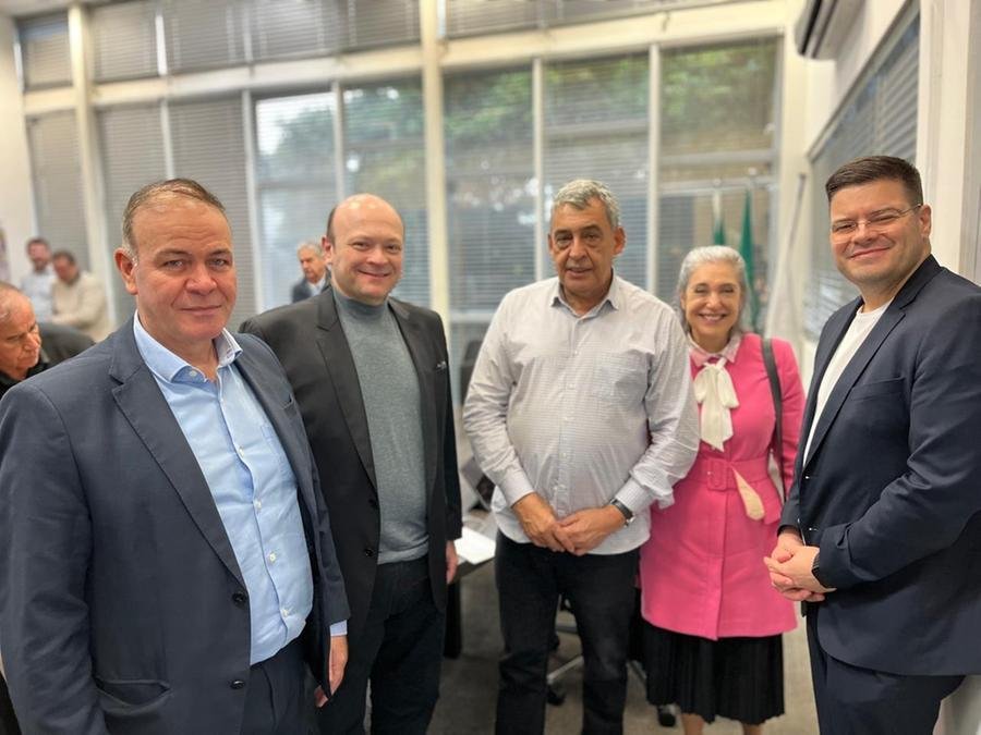 Claudinei Girotti, diretor da R&aacute;dio Gua&iacute;ba; Marcelo Dantas, diretor-presidente do Correio do Povo;  o prefeito Sebasti&atilde;o Melo, a secret&aacute;ria Ana Pellini e o diretor-presidente da Record RS, Gustavo Paulus