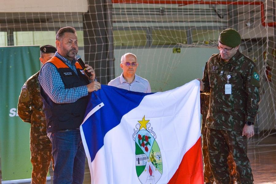 Prefeito de Estrela, Elmar Schneider, entrega bandeira do munic&iacute;pio ao general Anysio Luiz Crespo Alves Negr&atilde;o
