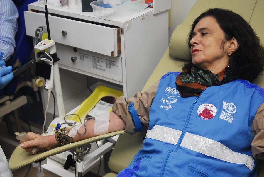 Ministra da Sa&uacute;de N&iacute;sia Trindade doando sangue no GHC