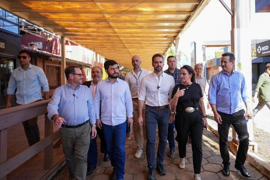 Governador Eduardo Leite vistoriou o Parque de Exposi&ccedil;&otilde;es Assis Brasil, em Esteio, antes de anunciar decis&atilde;o