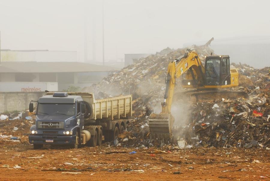 Montanhas de lixo trazem preocupa&ccedil;&atilde;o por risco de contamina&ccedil;&atilde;o