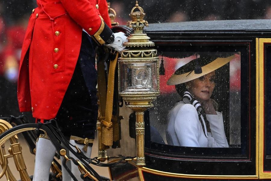 Em uma carruagem, Kate apareceu sorridente e cumprimentou o p&uacute;blico