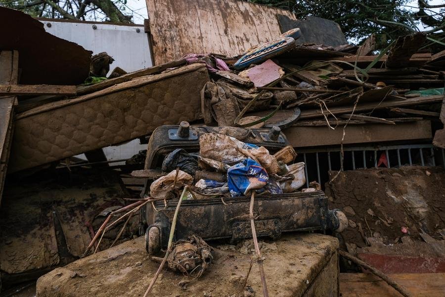 Na Ilha Grande dos Marinheiros, em Porto Alegre, entulhos derivados da enchente seguem aguardando recolhimento