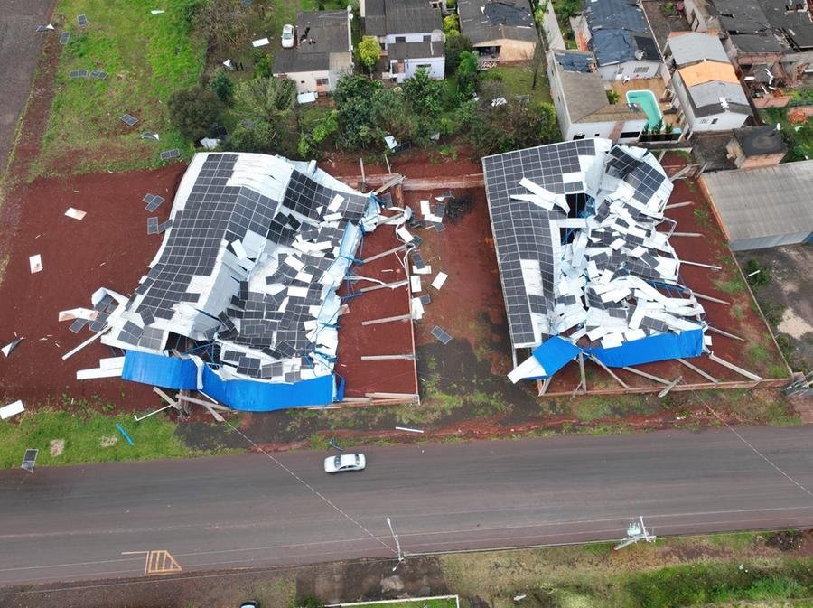 Fen&ocirc;meno destelhou casas, derrubou postes e deixou a cidade sem energia el&eacute;trica