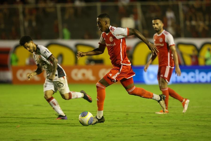 O Inter conseguiu a fa&ccedil;anha de perder para o lanterna Vit&oacute;ria por 2 a 1