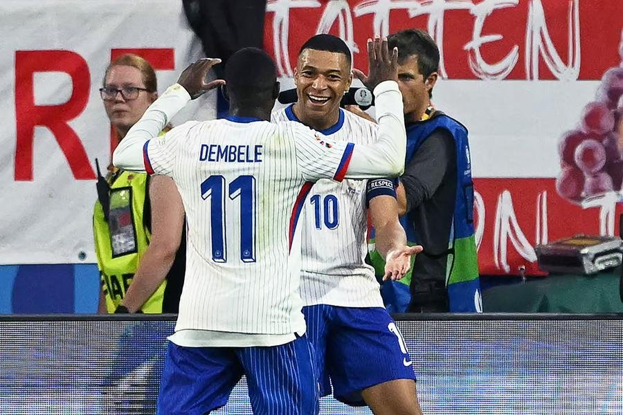 Mbapp&eacute; (D) e Dembele comemoram o gol que valeu a vit&oacute;ria francesa