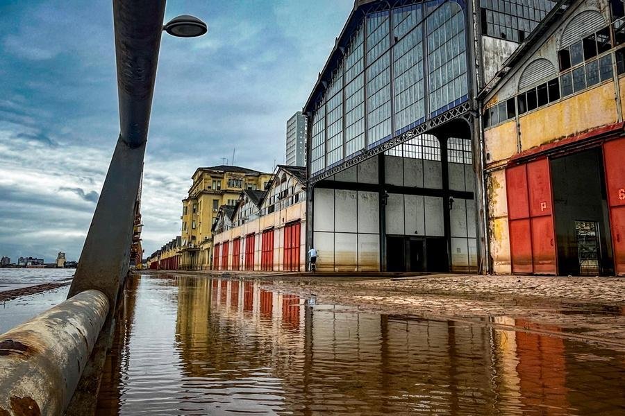 Cais Mau&aacute; inundado ap&oacute;s fortes chuvas que atingiram o RS em maio deste ano